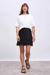 Remera blanca de manga corta con cuello redondo y corte holgado.