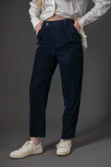 Pantalón de terciopelo color azul marino, de corte recto y tiro alto, con bolsillos laterales y trabillas para cinturón.