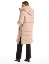 Campera puffer larga de abrigo marca BCBG Maxazria, color beige. Cuenta con capucha desmontable, cuello alto envolvente, cierre frontal bidireccional con solapa de botones a presión, bolsillos laterales, puños internos elastizados y tajos laterales con cierre en el bajo.