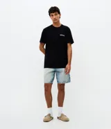 Remera de algodón color negro, con cuello redondo y mangas cortas. Presenta un diseño de calce holgado con una estampa pequeña en el pecho con el texto 'Forever Club Insiders Only'.