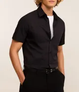 Camisa de manga corta con cuello inglés y cierre frontal de botones, confeccionada en mezcla de bambú y viscosa.