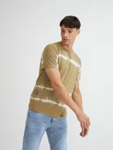 Remera gris con efecto batik en franjas horizontales color naranja, con logo bordado en el ruedo.