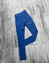 Pantalón chupín de bengalina azul y negro con cintura alta y corte ajustado.