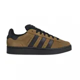 Championes adidas modelo Campus 00s, confeccionados en gamuza color marrón con detalles en negro, incluyendo las icónicas tres tiras laterales, cordones y suela de goma.