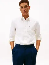 Camisa Tommy Hilfiger de corte regular y cuello con botones, confeccionada en puro algodón Oxford con estampado de raya diplomática. Cuenta con bolsillo de parche en el pecho con logo bordado.