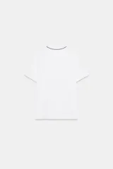 Camiseta negra de algodón, corte regular, con cuello redondo ribeteado en blanco y un bolsillo frontal con un broche metálico decorativo dorado.