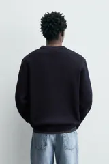 Jersey de punto con corte regular fit, cuello redondo y manga larga. Presenta un diseño de textura acanalada con acabados en rib en puños y bajo.