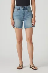 Short de jean celeste con tiro alto, corte a la rodilla y terminación desflecada.