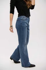 Pantalón de jean corte wide leg, de tiro alto y color azul clásico, con cierre frontal y bolsillos laterales.