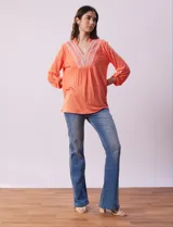 Blusa amarilla de manga 3/4 con escote en V y bordado multicolor. Largo de manga regulable con presilla y botón. Marca Ruby Rd.