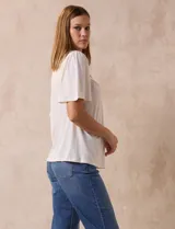 Blusa color crema de crepe con detalle de crochet en el escote, mangas cortas amplias.