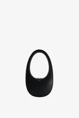 Cartera de cuero de ternero en color negro, diseño estructurado y minimalista de forma ovalada con asa integrada y cierre de cremallera en la parte inferior.