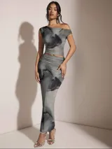 Top asimétrico gris con estampado abstracto, de un solo hombro y corte ajustado.