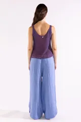 Musculosa de punto canalé con mezcla de viscosa e hilos metálicos Lurex, de escote bote y diseño sin mangas.