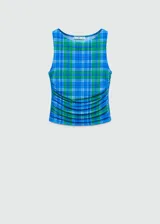 Top crop sin mangas con cuello redondo y diseño entallado con detalles drapeados. Presenta un estampado de cuadros en tonos azules y verdes.