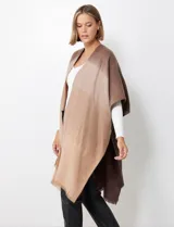 Kimono de tejido suave con efecto degradado en tonos marrones y beige, con bordes deshilachados.