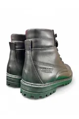 Botas de cuero marrón para hombre, con cordones, suela dentada y detalles de costuras visibles.
