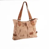Cartera tipo shopper de cuero color marrón tostado, con doble asa de hombro, costuras decorativas centrales, detalles de tiras laterales con hebilla y un parche de cuero con logo grabado en la parte frontal.
