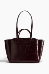 Bolso shopper de cuero sintético con textura efecto cocodrilo, color bordó, con dos juegos de asas de diferentes largos.