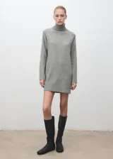Vestido corto de punto color gris, de corte recto, con cuello vuelto y manga larga.