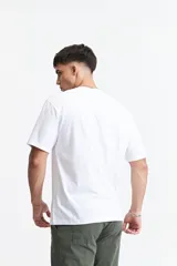 Remera blanca de manga corta con corte oversize y estampado con dibujos técnicos en el frente.