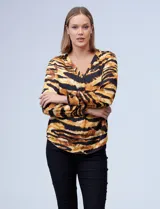 Blusa de gasa satén estampada con flores, escote en V y mangas largas con puños elásticos.