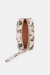 Neceser pequeño rectangular acolchado, color amarillo con estampado de flores rojas, azules y verdes. Tiene cierre con cremallera y asa de mano a tono.