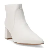 Botas de cuero color blanco, con taco cuadrado y punta fina.