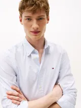 Camisa celeste de Tommy Hilfiger, de corte regular, confeccionada en popelín de algodón con Flex Technology y microestampado integral.