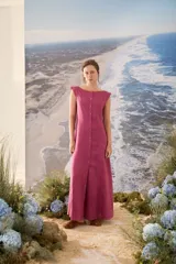 Vestido largo morado de lino con escote bote, sin mangas y abotonadura frontal completa con botones a contratono.