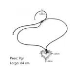 Collar con cordón negro y dije de corazón plateado con incrustaciones de strass.