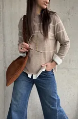 Sweater Bali de tejido liviano, color beige, con diseño de rayas horizontales en contraste y cuello redondo.