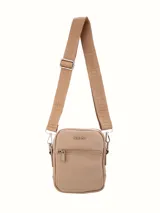 Bandolera pequeña color beige con cierre frontal y correa ajustable con logo de la marca estampado.