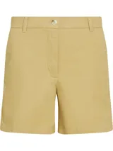 Shorts de mujer estilo chino, color beige claro, con cierre de botón y cremallera, y bolsillos laterales y traseros.