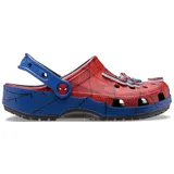 Zuecos tipo clog de goma, color rojo con estampado de telaraña negra y detalles en azul. Presentan una suela y tira del talón en azul con diseño de telaraña. Incluyen dijes Jibbitz™ temáticos de Spider-Man.