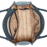 Cartera tipo tote de Guess confeccionada en denim con diseño de parches y bordes deshilachados. Cuenta con doble asa de mano, correa ajustable y extraíble para usar al hombro, y logo metálico en la parte frontal.