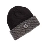 Gorro de lana negro con banda gris jaspeado y logo de la marca en el frente.