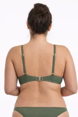 Top de bikini color verde militar, de corte triangular con breteles finos regulables y detalle de costuras en el centro del busto.