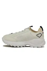 Championes deportivos Fila Toga para mujer, color blanco con suela chunky y detalles en beige y azul marino.