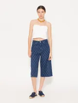 Top blanco de breteles finos, corte ajustado y largo hasta la cintura.