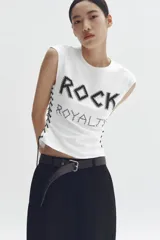 Top de algodón sin mangas con diseño de texto frontal decorado con tachas metálicas. Presenta un ajuste entallado, cuello redondo y cordones laterales en contraste que permiten el ajuste de la prenda.