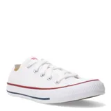 Championes de lona Converse modelo Chuck Taylor All Star, color blanco, con puntera de goma, cordones al tono y suela de goma con franjas decorativas en rojo y azul.