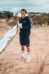 Hoodie negro con capucha y estampado en la espalda con el texto "Glassy Waves" en blanco y rosa.