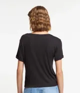 Blusa básica de cuello redondo y manga corta con detalle de dobladillo plegado. Confeccionada en tejido de viscosa con spandex, ofrece un ajuste cómodo y versátil.