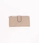 Billetera larga color beige, con diseño acolchado en patrón de rombos y cierre a presión en solapa frontal. Presenta un detalle de costura en zigzag.