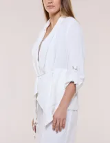 Chaqueta liviana color beige de silueta fluida y diseño abierto, con solapa caída, cintura con cordón ajustable y mangas 3/4 con presilla y argolla metálica.