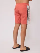 Short de baño color verde menta con cordón de ajuste en la cintura y una franja lateral con diseño de rayas en negro y blanco.