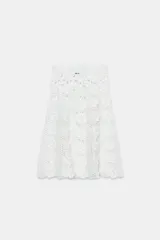 Falda midi blanca de crochet con cintura elástica, diseño de tejido con estructura en forma de flor y bajo en evasé.