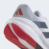 Championes Adidas Questar 3 para running, color blanco con detalles en gris y azul.