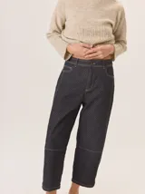 Pantalón de corte barrel en tejido de pana con estampado geométrico sutil y costuras a la vista. Presenta tiro medio, cierre frontal con botón y bolsillos laterales.